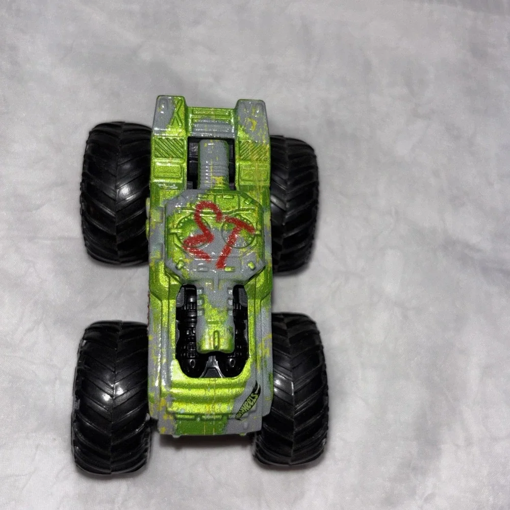 Hot Wheels Monster Truck  Invader Camo Tank 1:64 Diecast Monster Truck